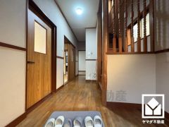 シンプルで洗練された玄関スペース。帰るたびにホッとできる、心地よい住まいの入り口。