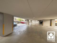 東側バルコニーのため、朝日が気持ちよく入り爽やかな一日を始められます。約8mのワイドバルコニーで広々としており、お洗濯物もたっぷりと干す事ができます。