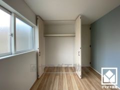 クローゼットは奥行きがあるので、収納力も申し分ありません。