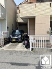 駐車スペース確保。玄関のそばで荷物の上げ下ろしができるので便利です。