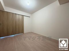 約5.7帖の洋室です。リビングに隣接する引き戸のお部屋で、一体利用も可能です。