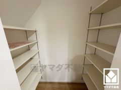 キッチン横にはパントリーがございます。まとめ買いしても心配要らずの収納力です。食品のストックや食器等もすっきり片付けることができます。