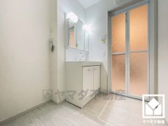 小さなお子様のお風呂上りもこのスペースがあればゆったりとして頂けます。室内洗濯機置場がございますので、天候に左右されず洗濯していただけます。