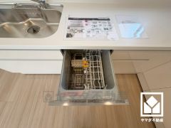 毎日の家事の負担を軽減でき、水道代の節約にもなる食器洗乾燥機付き。