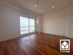 北側洋室です。お子様のお部屋などにも丁度良い広さです。北東側に棚が設置されており整理整頓しやすいです。