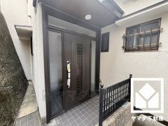 ドアの窓から光が差し込み、外出時にも帰宅時にも、明るい気持ちになれる玄関です。