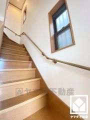 手すり付きの階段。バリアフリーにも配慮された、家族みんなが過ごしやすい住宅です。