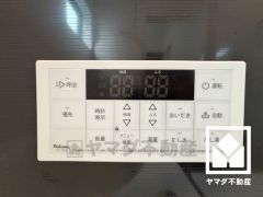 ボタン1つで自動でお湯張りができるオートバス機能付き。追い炊き機能もございますので、いつでも温かいお風呂に入ることができます。