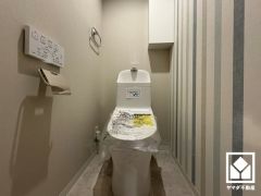 明るく清潔感溢れるトイレです。