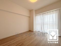 バルコニーにつながるお部屋で、通風・陽当たり良好。
