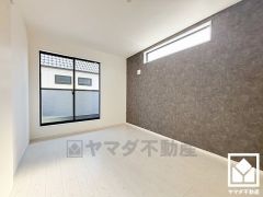 バルコニーにつながるお部屋で、通風・陽当たり良好。アクセントクロスを取り入れたデザイン性の高い洋室で、リラックスしたひとときを過ごせます。