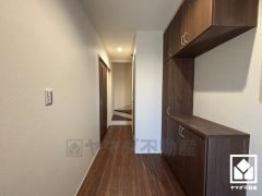 シンプルで洗練された玄関スペース。帰るたびにホッとできる、心地よい住まいの入り口。