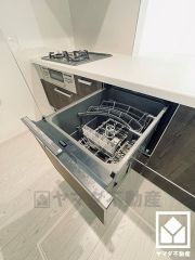 毎日の家事の負担を軽減でき、水道代の節約にもなる食器洗乾燥機付き。