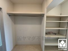 棚が豊富に設置されており、整理整頓がしやすい設計になっています。稼働棚なので用途に合わせてご利用いただけます。