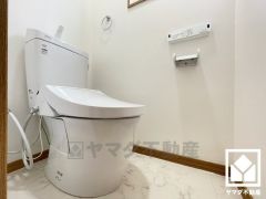 明るく清潔感溢れるトイレです。トイレが1階と2階にあるので、朝の忙しい時間にも混雑せず快適です。