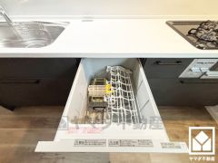 毎日の家事の負担を軽減でき、水道代の節約にもなる食器洗乾燥機付き。