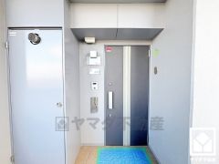 突然の来訪時でも安心なモニター付きインターホンを完備。お留守番中のお子様でも簡単に来訪者の確認ができます。