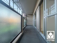 南東向きバルコニーで陽当たり、風通し良好。広々としているため、お洗濯物をたっぷりと干す事ができます。