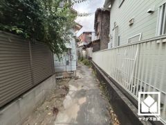 現況は賃貸アパートが建っています。（昭和37年7月築／木造瓦葺2階建／1階：95.86平米、2階：89.25平米）