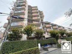 道路を挟んで東側にブランコ・滑り台などの遊具やパーゴラが設置された「上の森公園」がございます。保育園や幼稚園も徒歩圏内に複数あり、子育て世帯の方にもお勧めです。