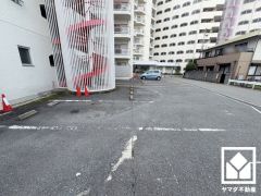 敷地内に地下駐車場を完備。重い荷物や雨の日の移動もスムーズで、快適なカーライフを実現。屋外平面式の来客用駐車場もございます。ご友人やお客様も訪れやすい環境です。