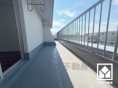 北・西側の引き回し2面バルコニーで風通し良好。広々としているため、お洗濯物をたっぷりと干す事ができます。