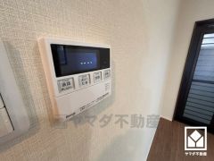 ボタン1つで自動でお湯張りができるオートバス機能付き。追い炊き機能もございますので、いつでも温かいお風呂に入ることができます。