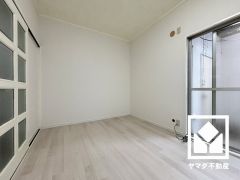 キッチン横のドライエリアには物入があり、アウトドア用品や季節の荷物、趣味の道具もしっかり収納できます。