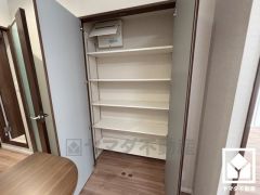 キッチン横にはパントリーがございます。まとめ買いしても心配要らずの収納力です。