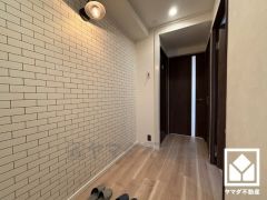 シンプルで洗練された玄関スペース。帰るたびにホッとできる、心地よい住まいの入り口。