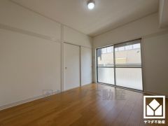 バルコニーにつながるお部屋で、通風・陽当たり良好。