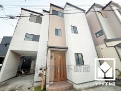 浴室1坪以上でゆったり足が伸ばせるので、毎日の疲れを癒やすバスタイムを実現。小窓が付いているので明るく、こもりがちな湿気もすぐ取り除くことができます。