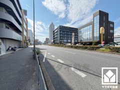 国道2号線に面した立地で、車でのアクセス・視認性も良好です。居住用としては勿論、事務所兼住居・収益物件などとしてもご検討いただけます。ご成約でヤマダポイントプレゼント中です。お問合せお待ちしております