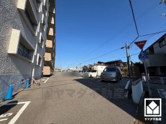 キッチンは空間を有効活用できる壁付けタイプ。