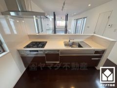 フローリングとカラーを揃えた統一感のあるデザインが魅力のシステムキッチンです。隅々まで光が降り注ぎ、明るく心地の良い空間。