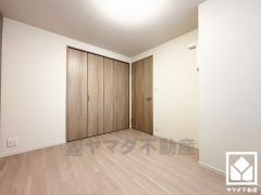 約6帖の洋室です。大きなクローゼット付きのお部屋で整理整頓しやすいです。