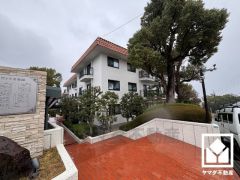 レンガ調タイル張りの美しいエントランスアプローチ。綺麗に整備されており、帰宅時や来客時にも気持ちの良い空間です。