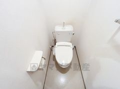 明るく清潔感溢れるトイレです。温水洗浄便座付きで、季節を問わずいつでも温かい便座をお使いいただけます。