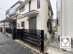 トイレが1階と2階にあるので、朝の忙しい時間にも混雑せず快適です。温水洗浄便座付きで、季節を問わずいつでも温かい便座をお使いいただけます。