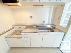 キッチンは空間を有効活用できる壁付けタイプ。