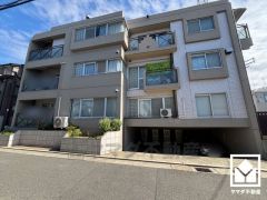 収納豊富でスッキリお使い頂ける洗面台がございます。ワイド型のカウンター・鏡で、忙しい朝でも身支度がしやすく時短になります。