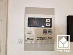 インターホンあり。来客があっても家の中で対応可能なので、防犯面で安心です。