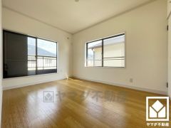 約6.5帖の2階洋室です。2階は全居室フローリングのお部屋で、お掃除もラクラクです。