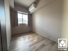 大きな窓からは明るい光が降り注ぎます。柔らかな光が差し込むお部屋で、快適で落ち着いた生活をお送りいただけます。