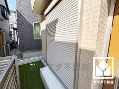 玄関横はガーデニングなどもお楽しみいただける人工芝のお庭スペースになっています。