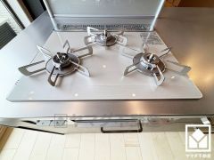 家族のごはん作りがはかどる。同時調理ができる3口コンロ付き。