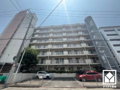 敷地内に駐車場を完備。重い荷物や雨の日の移動もスムーズで、快適なカーライフを実現。空き状況はお問い合わせください。