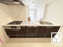 フラットタイプのカウンターキッチンなので配膳や片付けがしやすく、お料理中でもお子様の様子が分かって安心です。