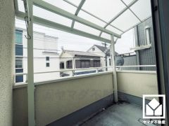 南向きバルコニーで陽当たり、風通し良好。たっぷりの洗濯物も気持ちよく乾きます。屋根付きなので急な雨の日も安心ですね。