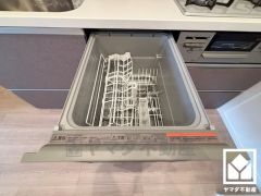 毎日の家事の負担を軽減でき、水道代の節約にもなる食器洗乾燥機付き。